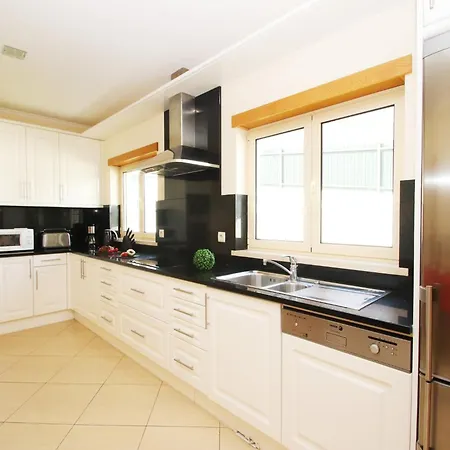 Villa In Albufeira With Private Pool & Beaches