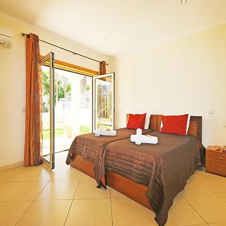 Villa In Albufeira With Private Pool & Beaches 别墅