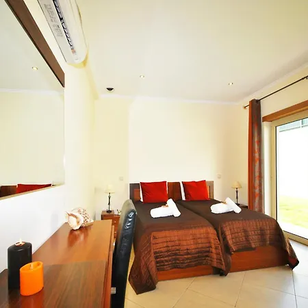 Villa In Albufeira With Private Pool & Beaches וילה